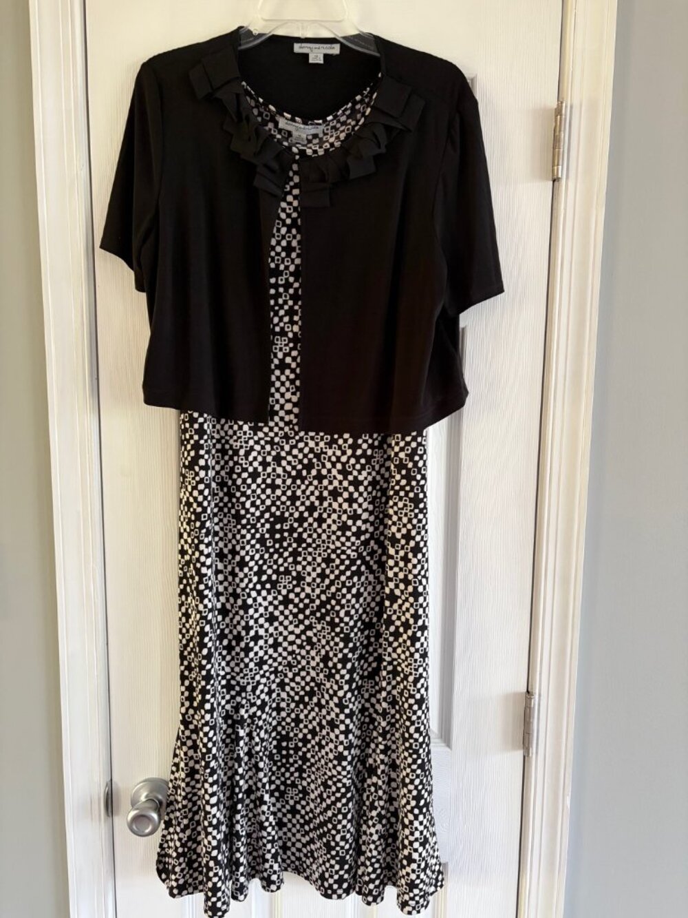 Ladies Danny and Nicole sleeveless dress with shrug size 14 black and white